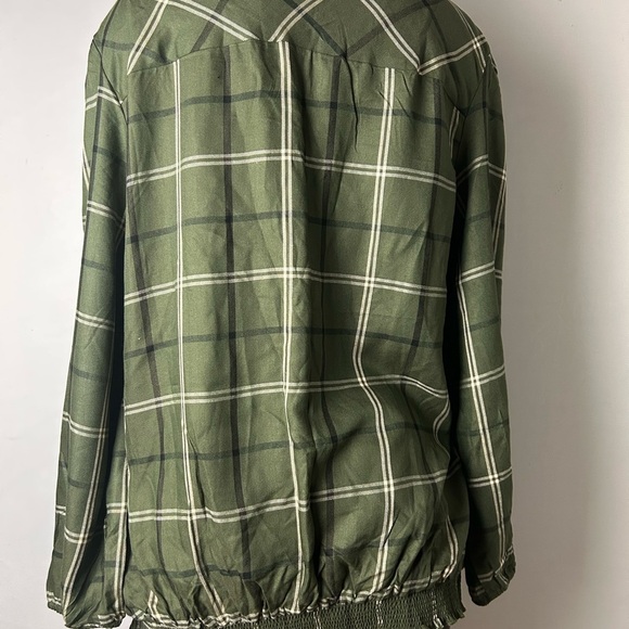 Avenue Green Boxy Button Down Shirt with Long Sleeves - Picture 7 of 10